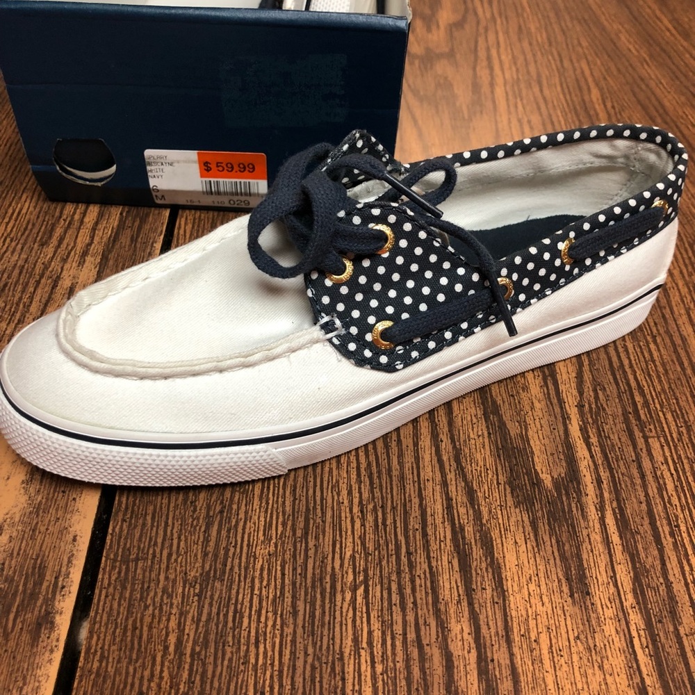 New in box, no lid. Women’s size 6 Sperry